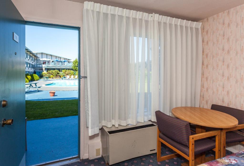 Howard Johnson By Wyndham Nanaimo Harbourside Exterior photo