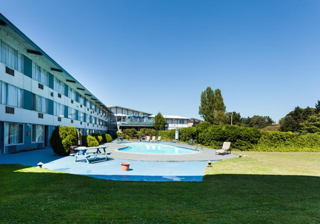 Howard Johnson By Wyndham Nanaimo Harbourside Exterior photo