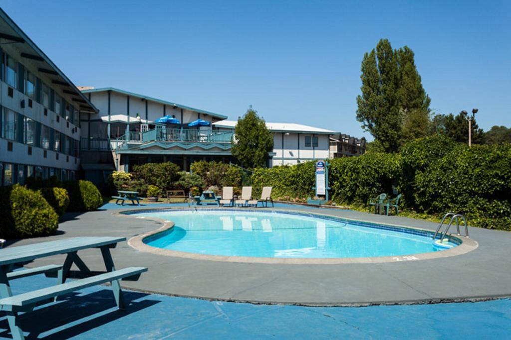 Howard Johnson By Wyndham Nanaimo Harbourside Exterior photo