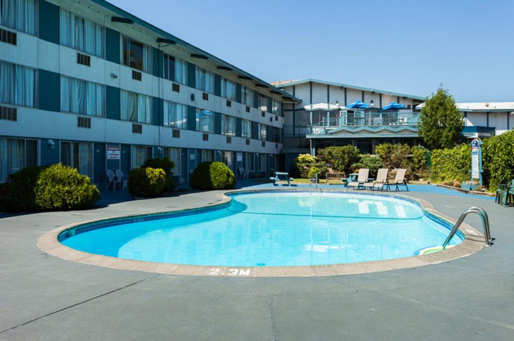 Howard Johnson By Wyndham Nanaimo Harbourside Exterior photo