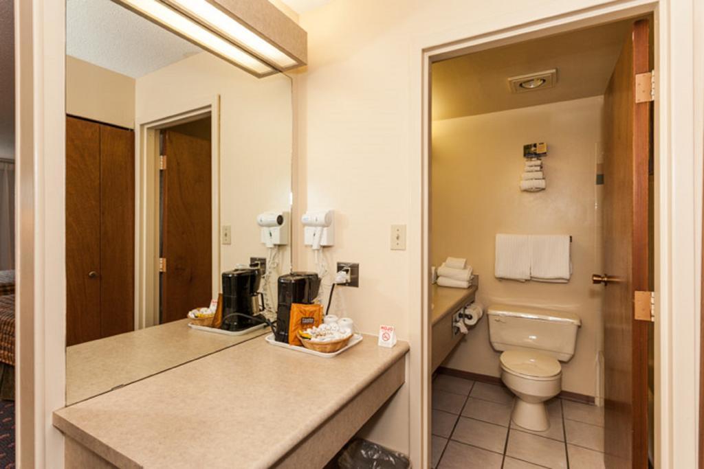 Howard Johnson By Wyndham Nanaimo Harbourside Room photo