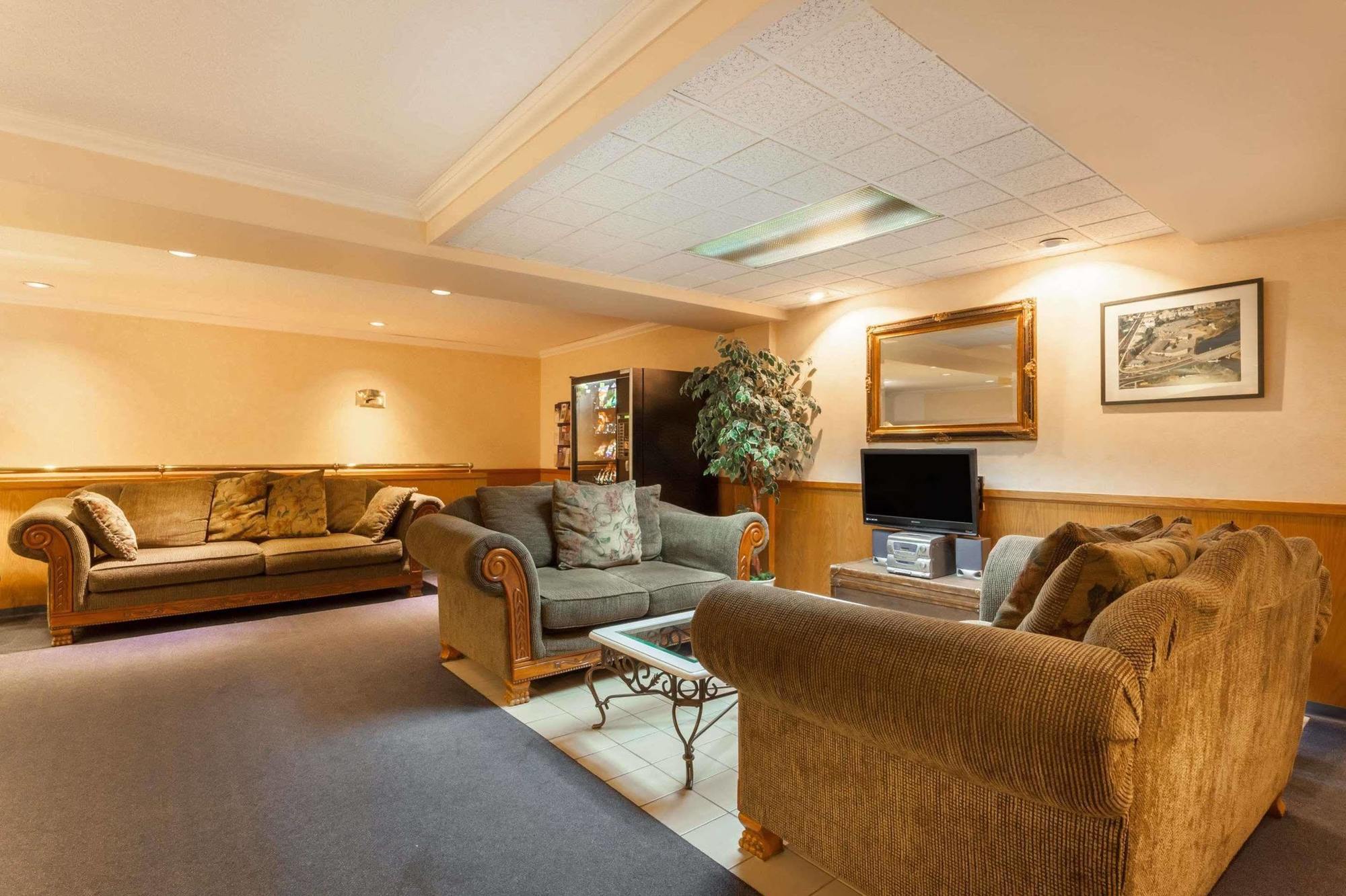Howard Johnson By Wyndham Nanaimo Harbourside Exterior photo