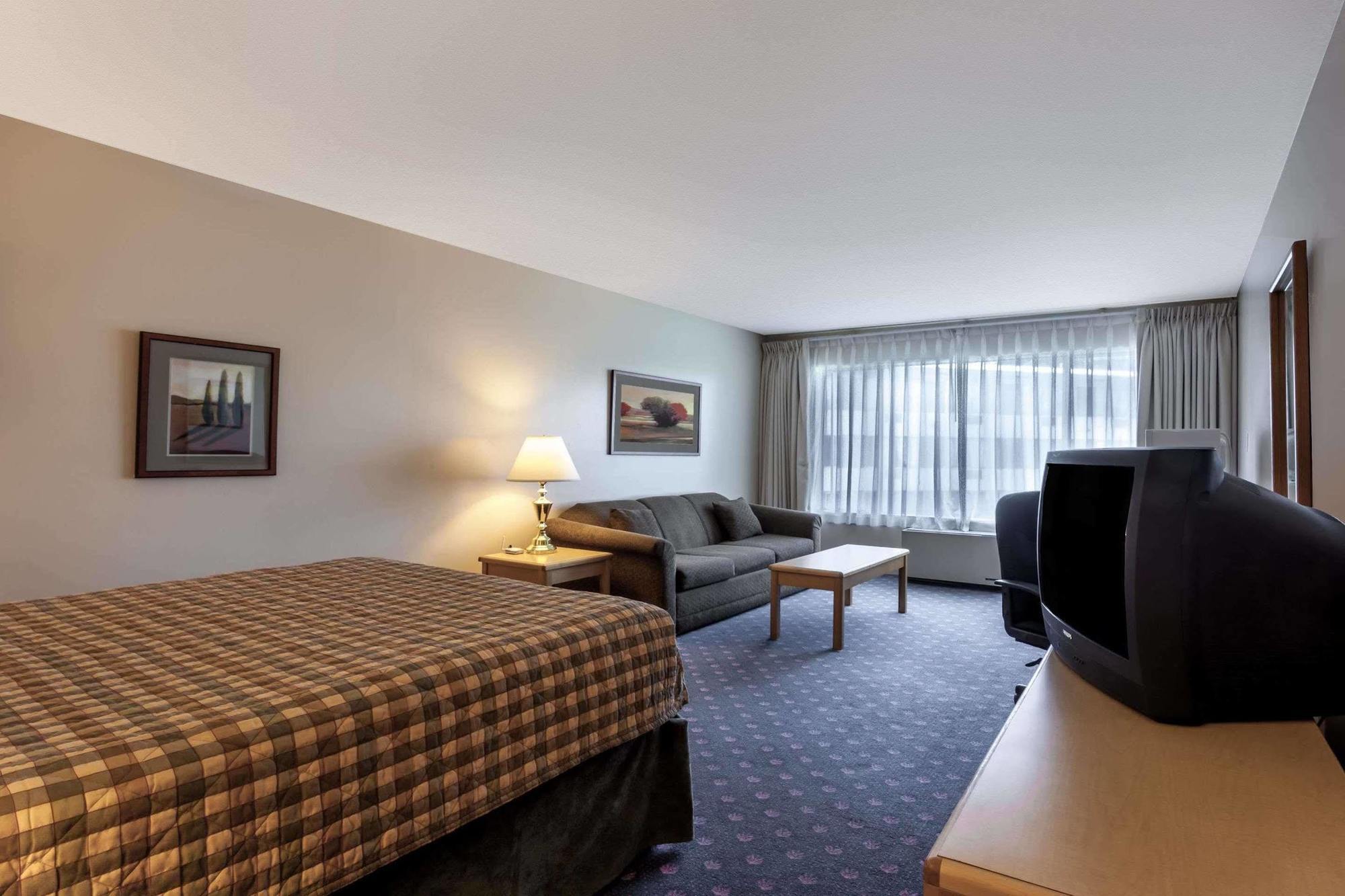 Howard Johnson By Wyndham Nanaimo Harbourside Exterior photo