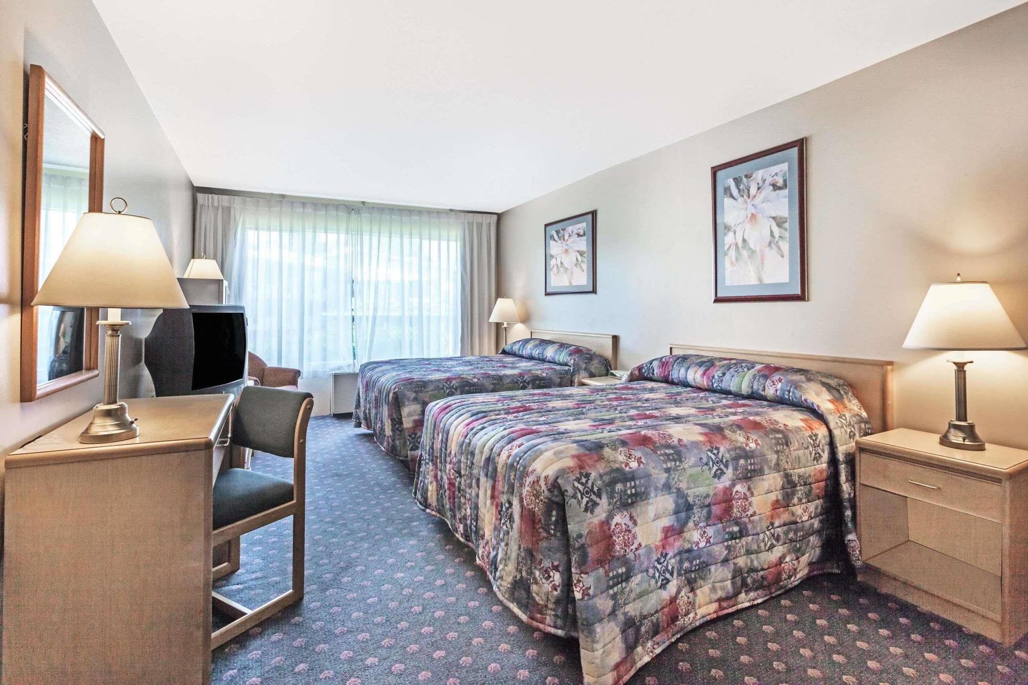 Howard Johnson By Wyndham Nanaimo Harbourside Exterior photo