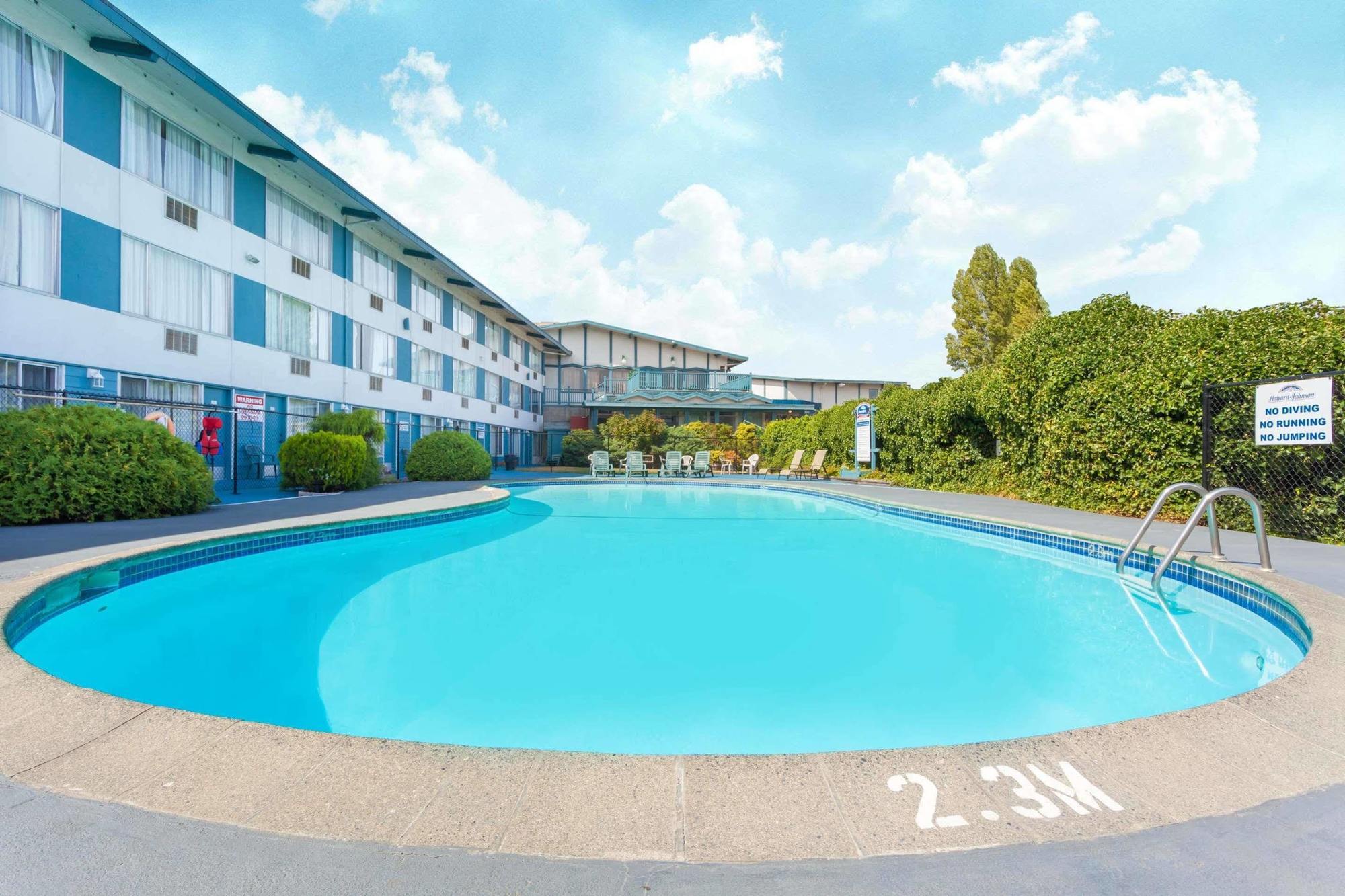 Howard Johnson By Wyndham Nanaimo Harbourside Exterior photo