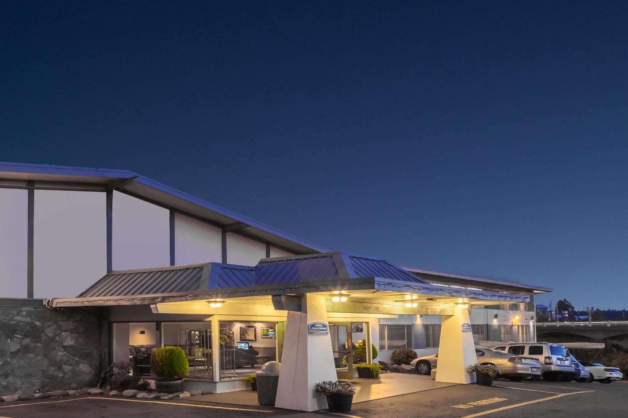 Howard Johnson By Wyndham Nanaimo Harbourside Exterior photo