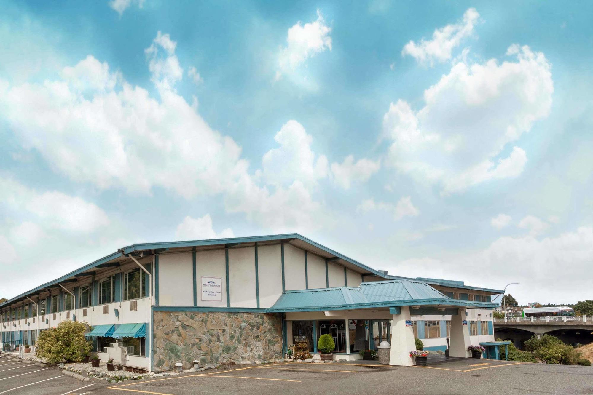 Howard Johnson By Wyndham Nanaimo Harbourside Exterior photo